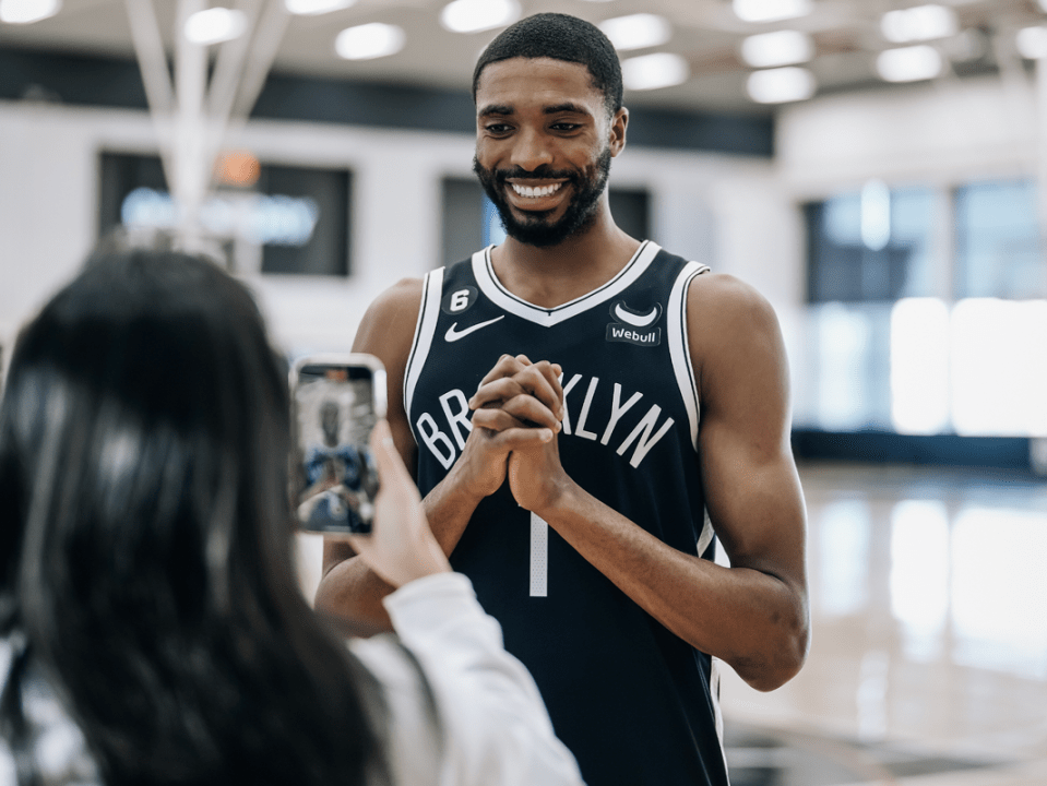 包含今夜体能课后，布鲁克林篮网扳平良机备战全明星赛，更衣室稳定，团队化学反应显著的词条