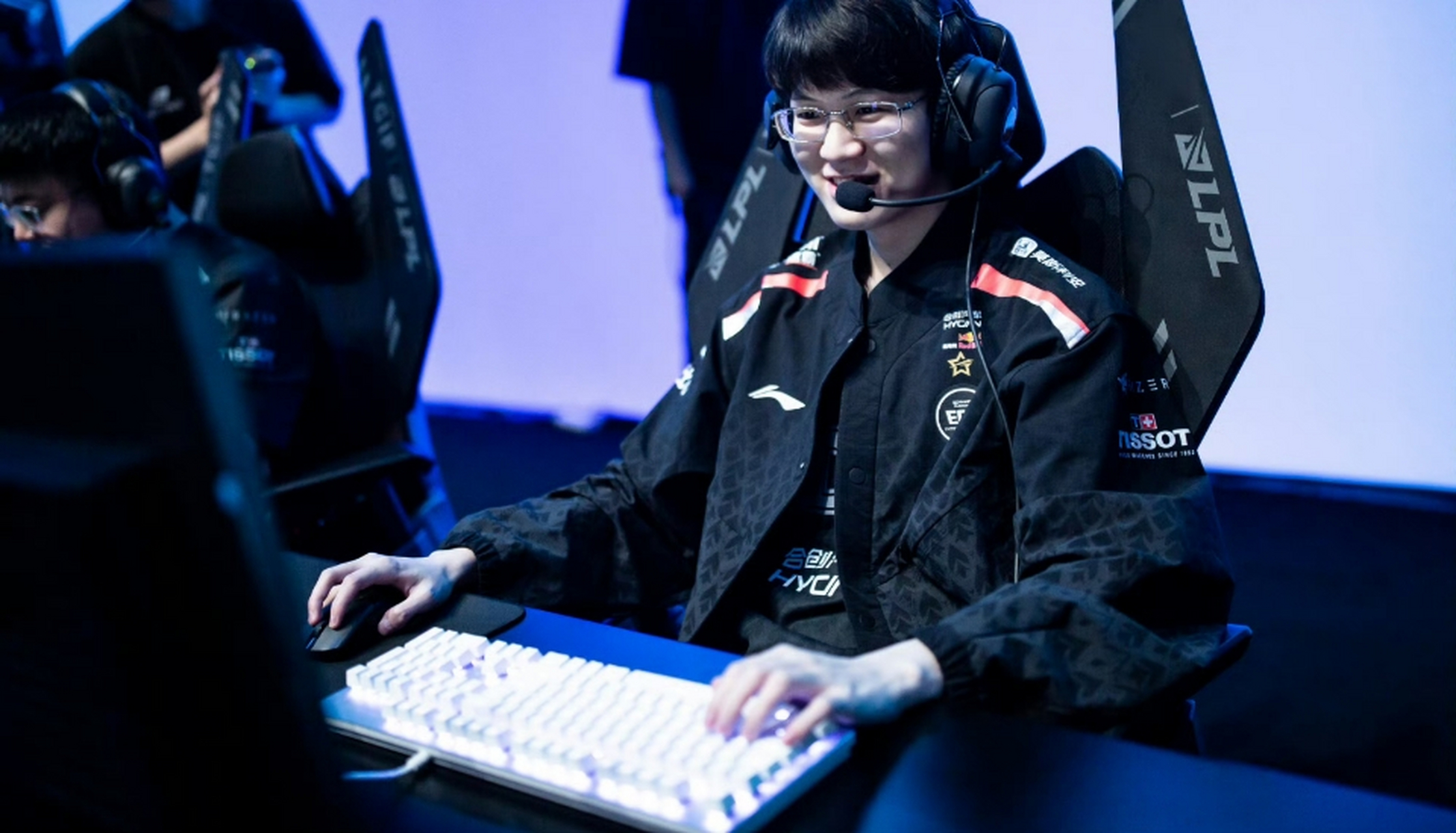 爱游戏体育-Doinb回归赛场，精彩发挥首场状态亮眼，RNG观众沸腾！的简单介绍