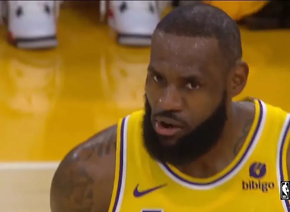 AYX-包含詹姆斯迎来二十赛季高光表现，快船球迷沸腾！的词条